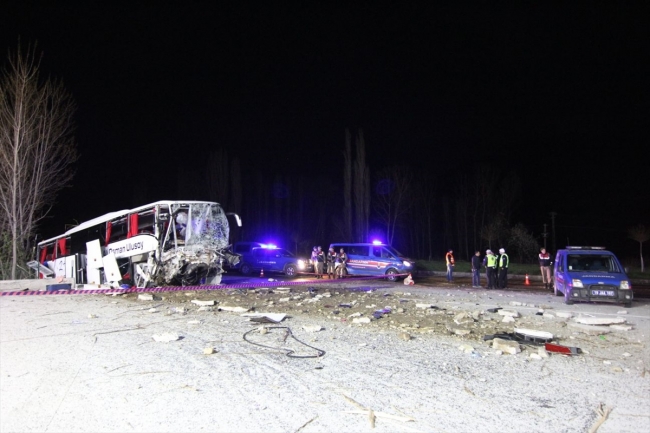 Çorum'da yolcu otobüsü istinat duvarına çarptı: 2 ölü, 22 yaralı